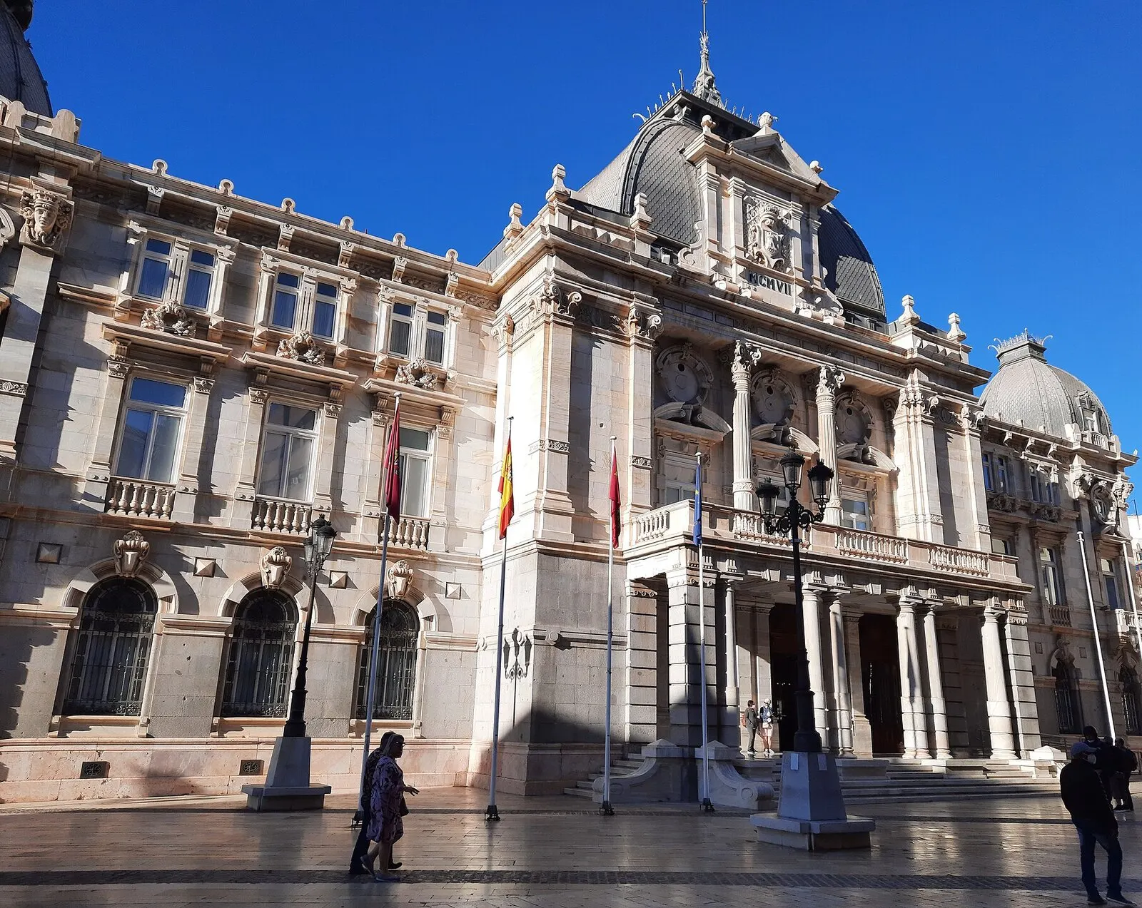 El Palacio Consistorial de Cartagena, modernista y de piedra clara, con su cúpula bajo un cielo azul intenso