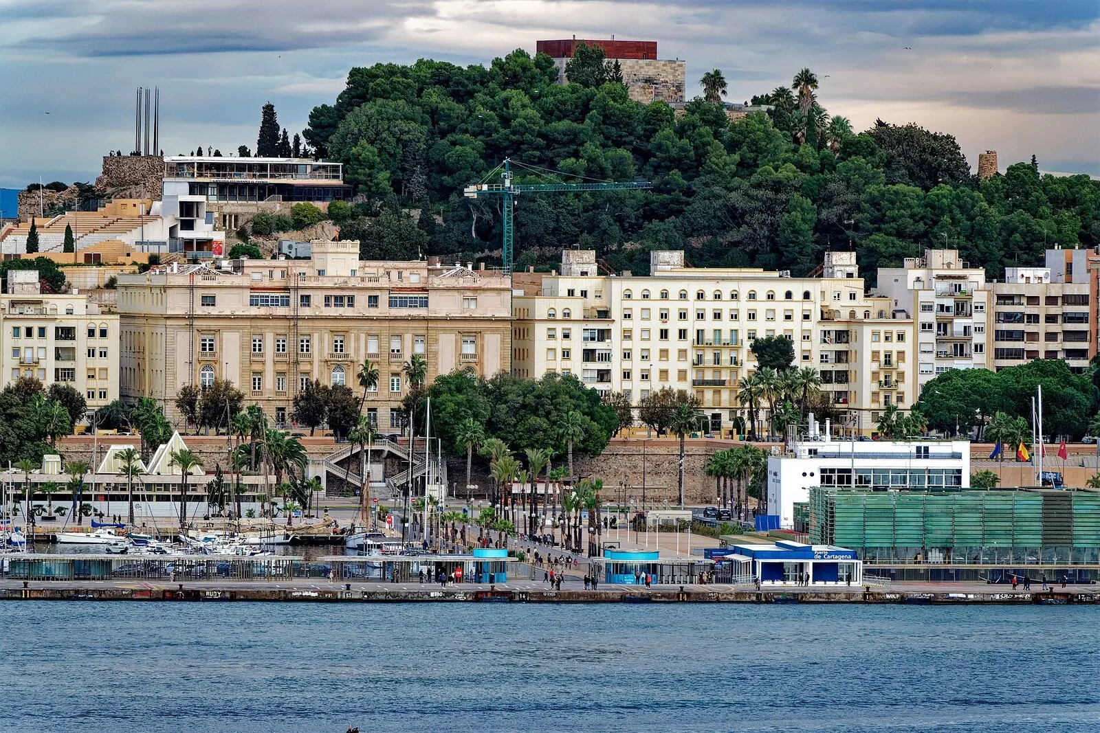 El frente marítimo de Cartagena visto desde el agua: el puerto deportivo, la Muralla del Mar y el cerro arbolado