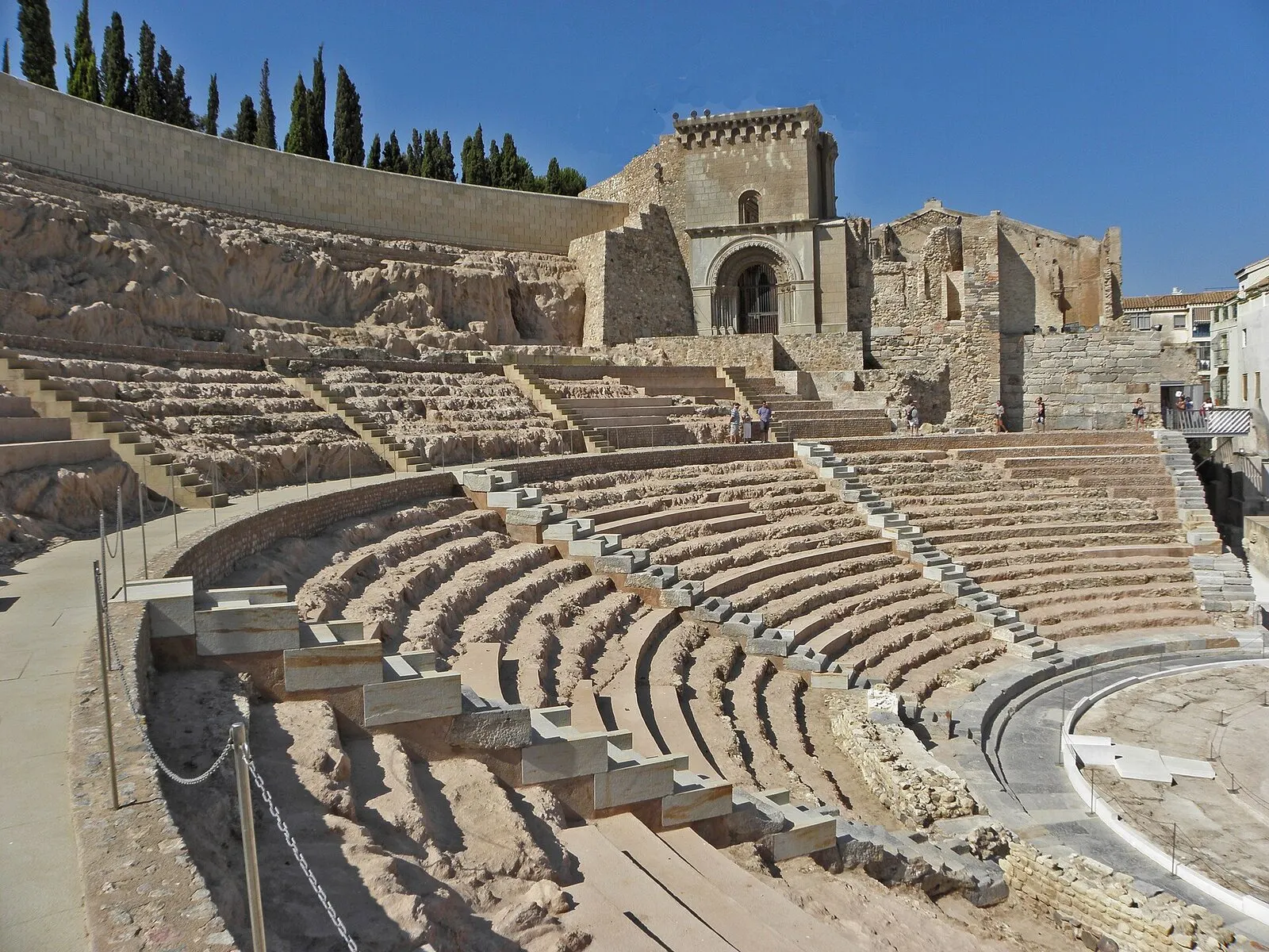 Gradas del Teatro Romano de Cartagena, con las ruinas de la antigua catedral en lo alto, en un día soleado