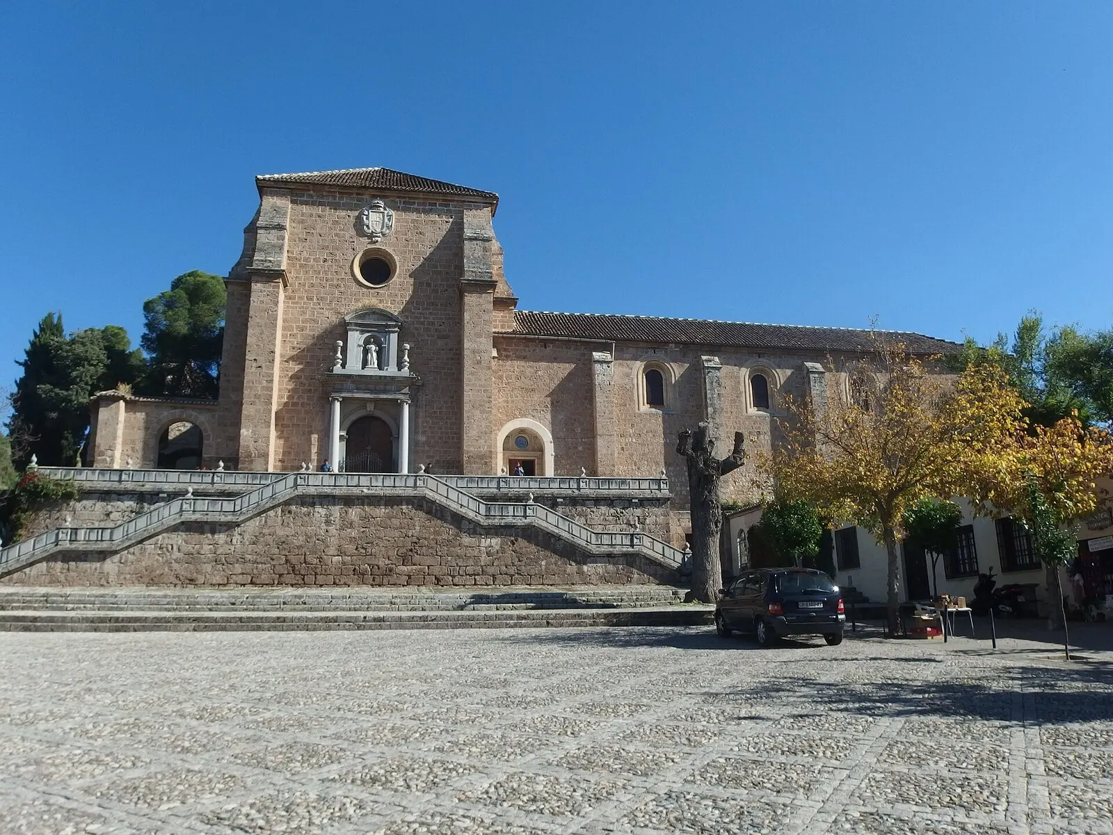 Fachada de la iglesia del Monasterio de la Cartuja de Granada, con su escalinata doble y la lonja empedrada