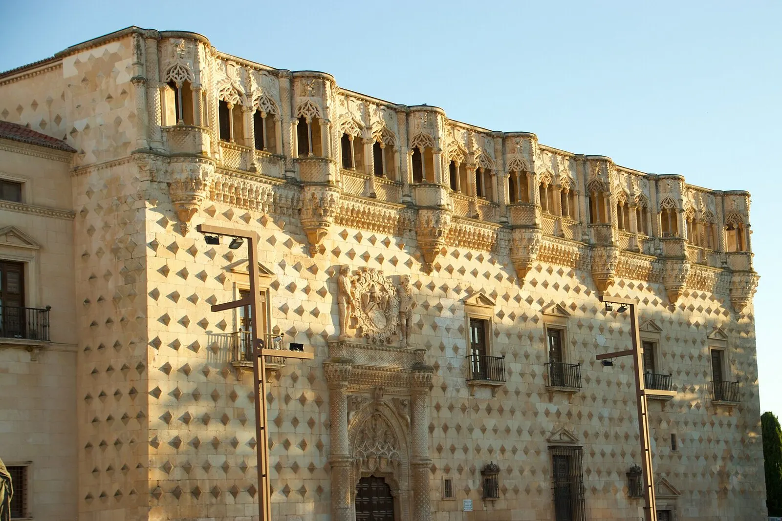 Fachada gótica del Palacio del Infantado, con su muro de puntas de diamante y la galería alta, al sol de la tarde