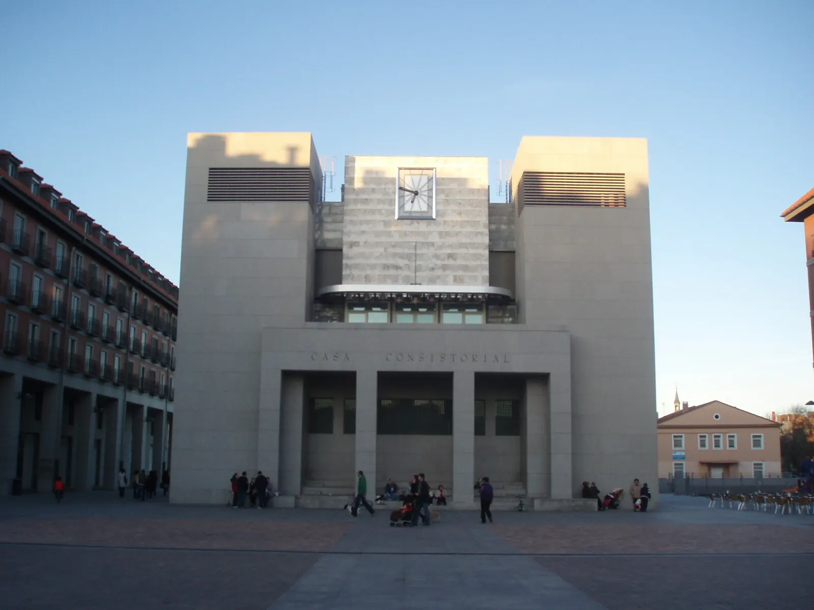 La Casa Consistorial de Leganés, de piedra gris y con reloj en lo alto, al fondo de la Plaza Mayor