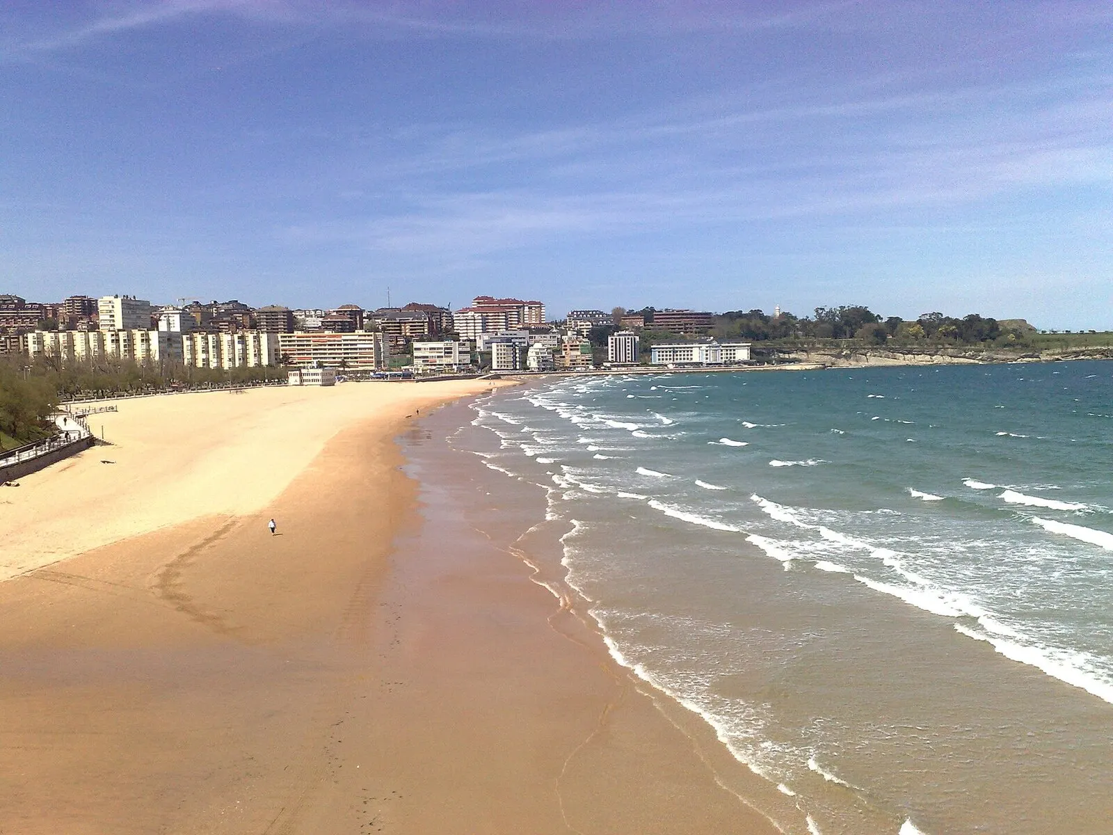 La segunda playa del Sardinero vista desde Piquío, con olas en la orilla y edificios frente al mar