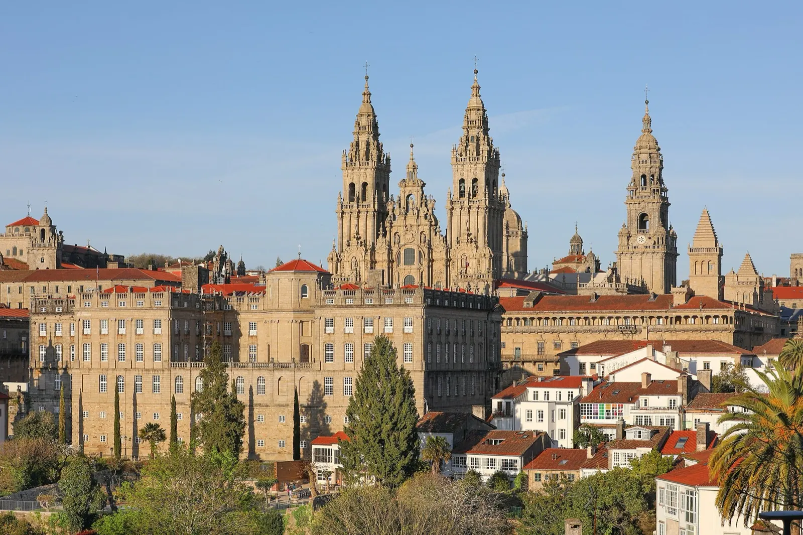 Torres de la catedral de Santiago sobre edificios de piedra y tejados rojos de la zona vieja