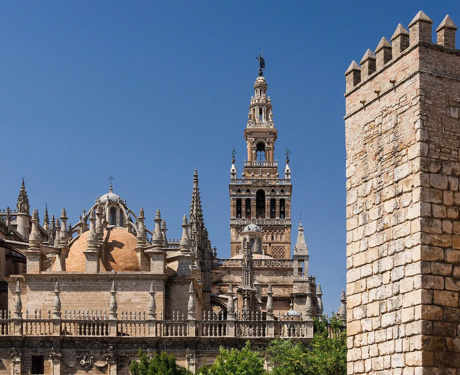 La Giralda y las cubiertas góticas de la catedral de Sevilla bajo un cielo azul despejado