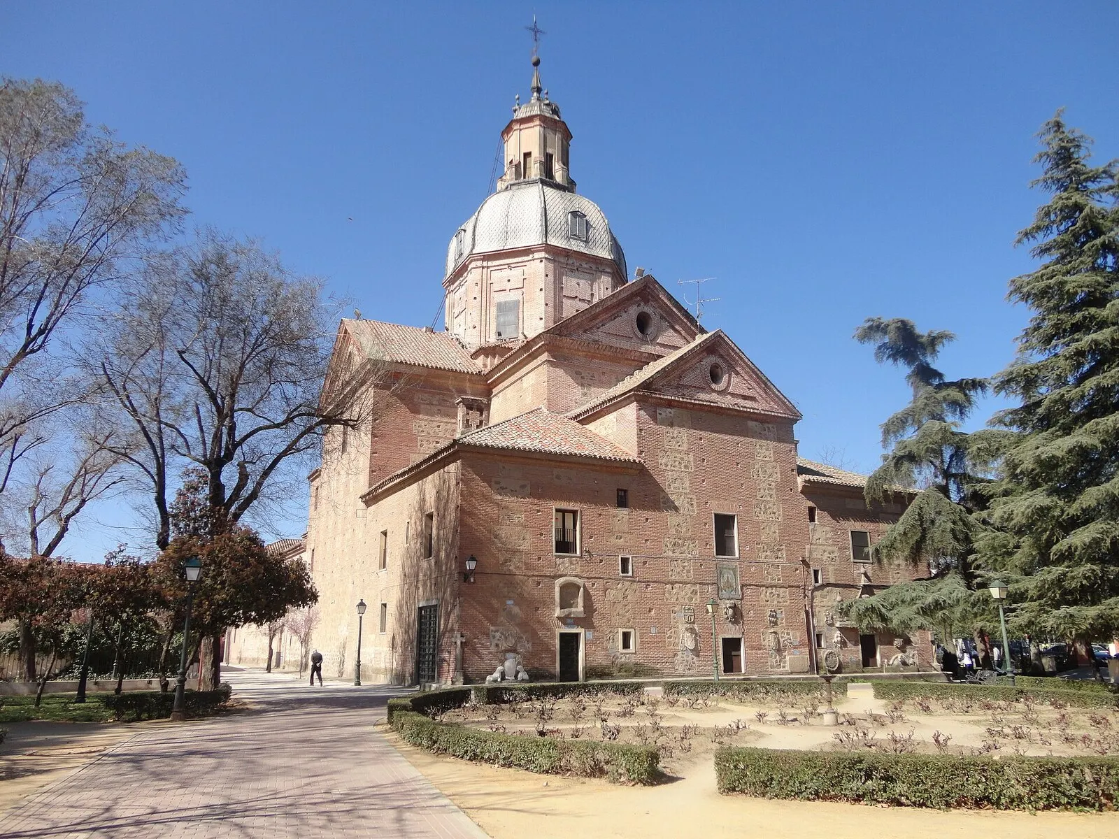 La basílica de Nuestra Señora del Prado, de ladrillo y con cúpula, entre los árboles de los jardines del Prado