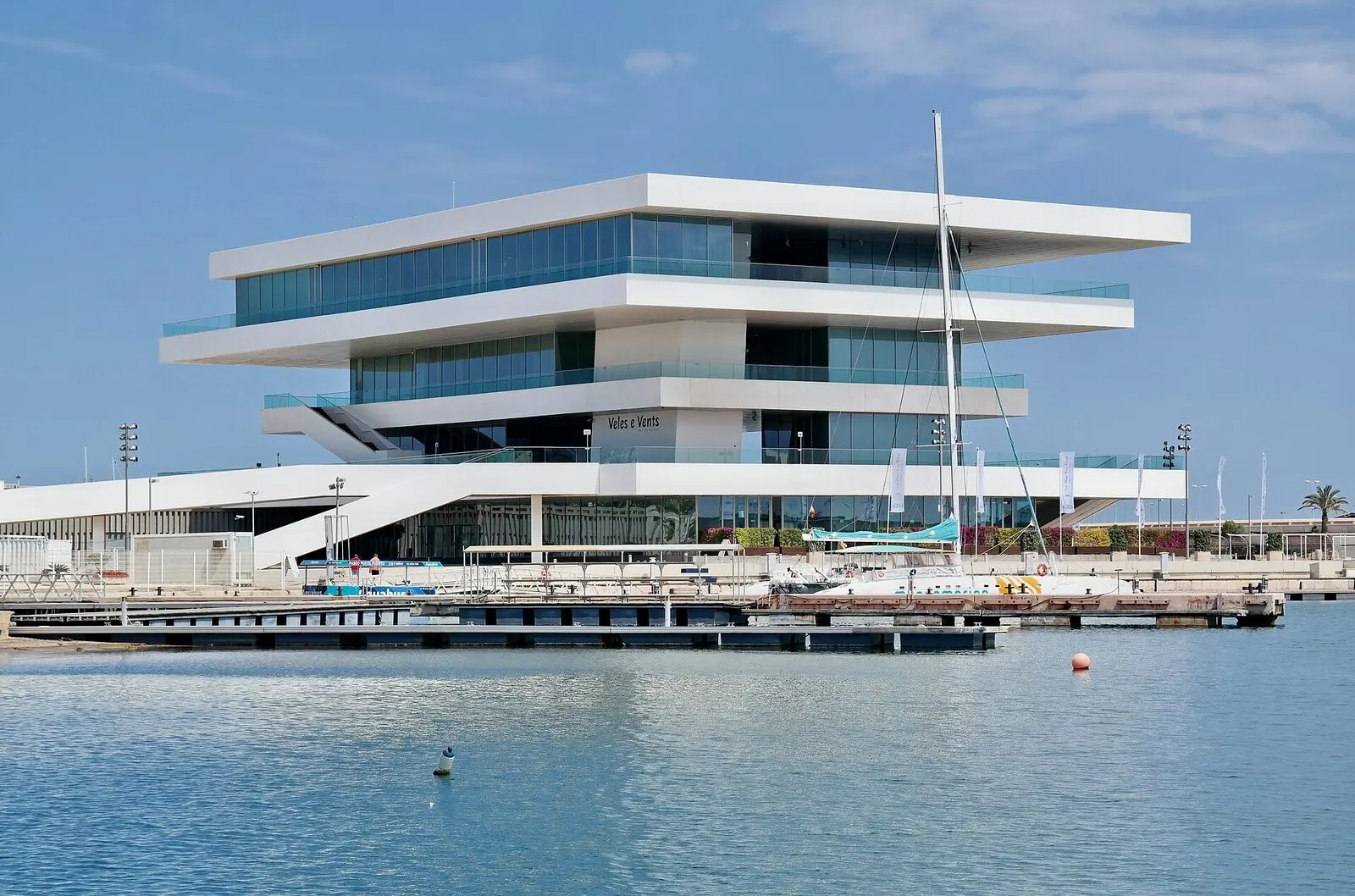 El edificio blanco Veles e Vents junto a los pantalanes y el agua de La Marina de Valencia