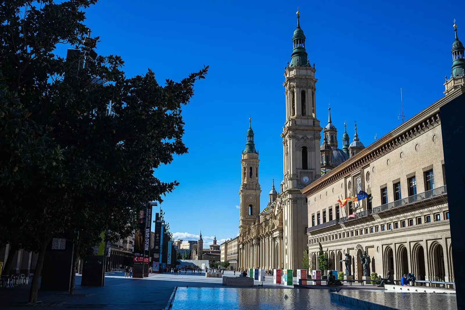 Torres de la basílica del Pilar junto al ayuntamiento, en la plaza del Pilar bajo cielo azul